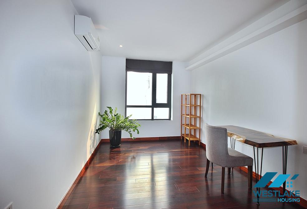 A lake view 3 bedroom apartment in Tu hoa, Tayho, Hanoi