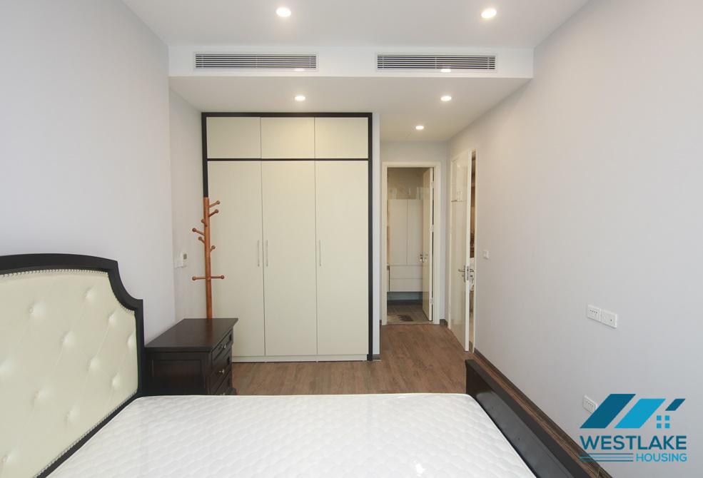 Cho thuê căn hộ 2 phòng ngủ mới hoàn toàn tại Sungrand, Thụy Khuê