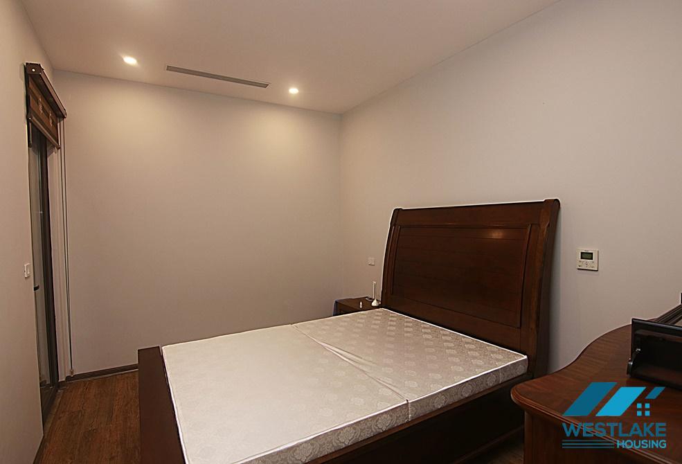Cho thuê căn hộ 2 phòng ngủ mới hoàn toàn tại Sungrand, Thụy Khuê