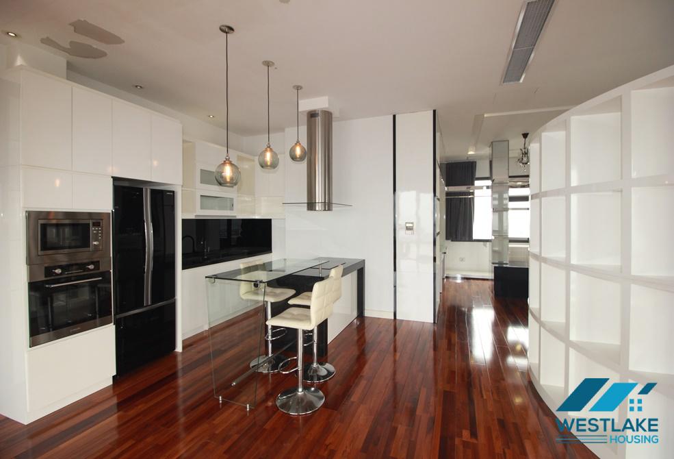 Spacious studio apartment on high floor for rent in Tay Ho, Ha Noi
