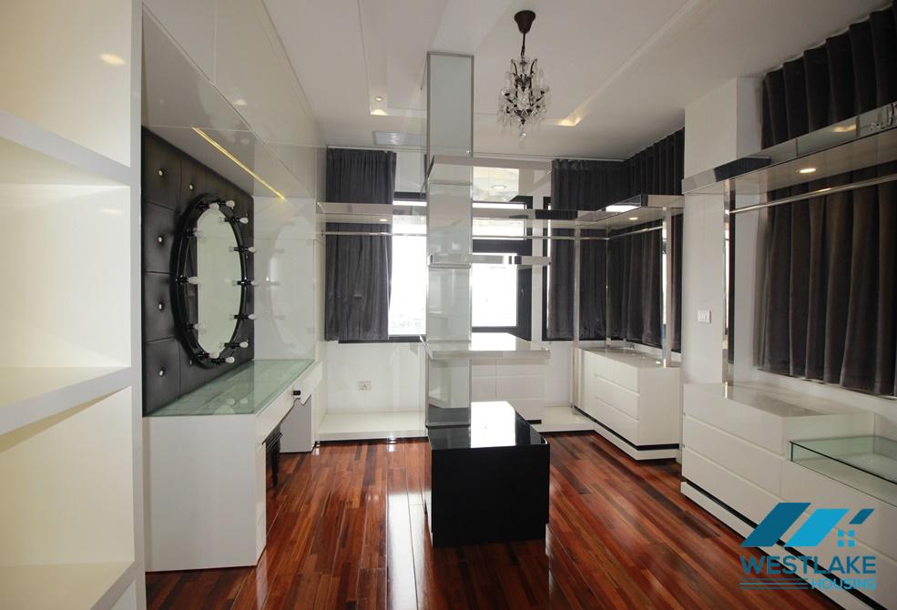 Spacious studio apartment on high floor for rent in Tay Ho, Ha Noi