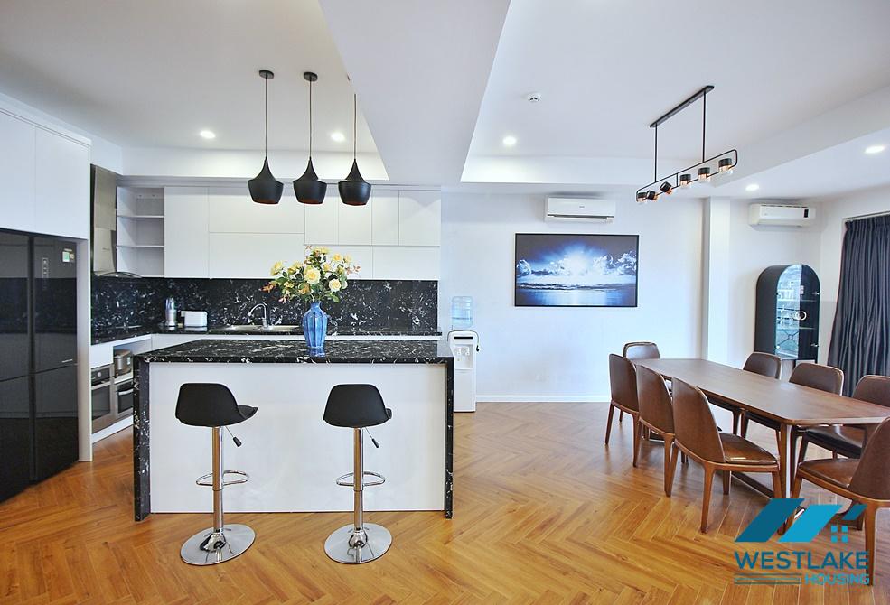 Căn Hộ 3 Phòng Ngủ Mới Cải Tạo Lại Đẹp, View Hồ Sáng Thoáng Cho Thuê Tại phố Xuân Diệu, Tây Hồ