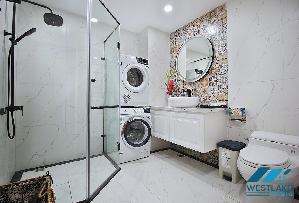 Căn Hộ 3 Phòng Ngủ Mới Cải Tạo Lại Đẹp, View Hồ Sáng Thoáng Cho Thuê Tại phố Xuân Diệu, Tây Hồ