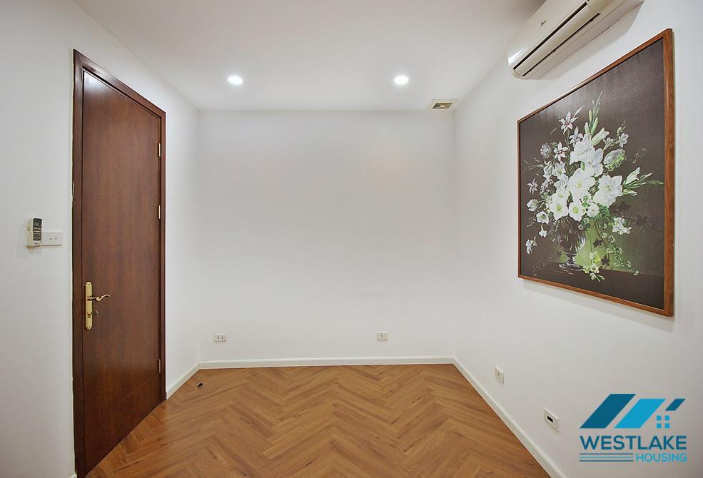 Căn Hộ 3 Phòng Ngủ Mới Cải Tạo Lại Đẹp, View Hồ Sáng Thoáng Cho Thuê Tại phố Xuân Diệu, Tây Hồ