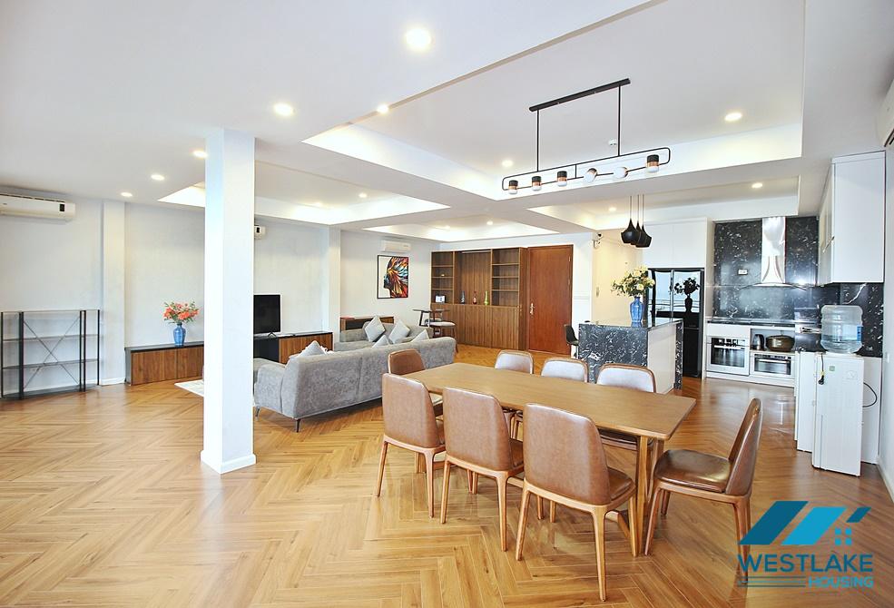 Căn Hộ 3 Phòng Ngủ Mới Cải Tạo Lại Đẹp, View Hồ Sáng Thoáng Cho Thuê Tại phố Xuân Diệu, Tây Hồ