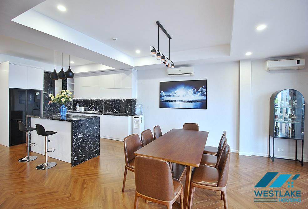 Căn Hộ 3 Phòng Ngủ Mới Cải Tạo Lại Đẹp, View Hồ Sáng Thoáng Cho Thuê Tại phố Xuân Diệu, Tây Hồ