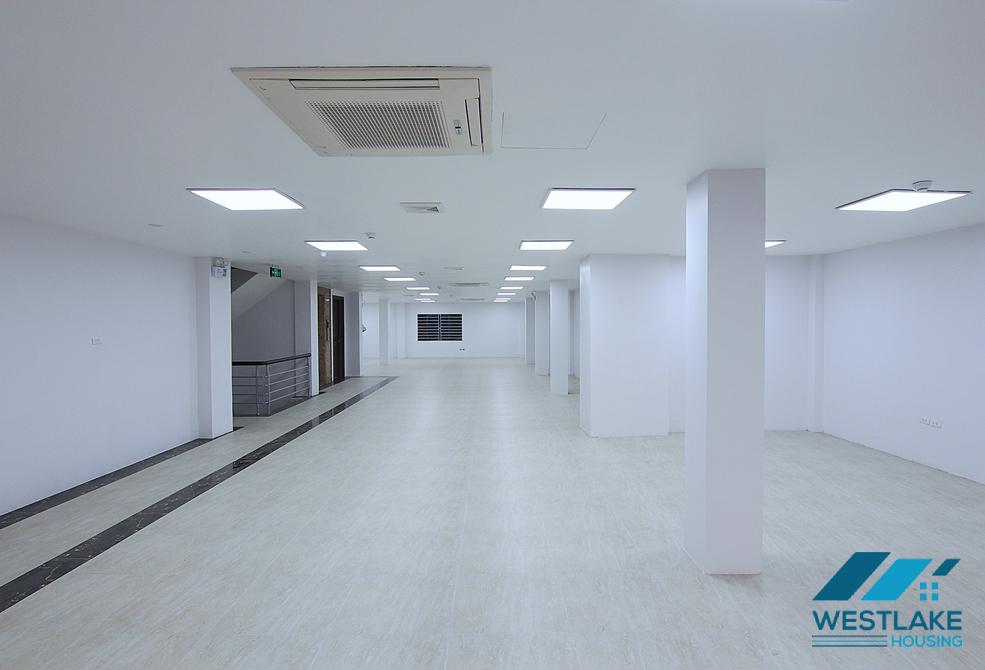 An office for rent in Nghi Tam street, Tay Ho