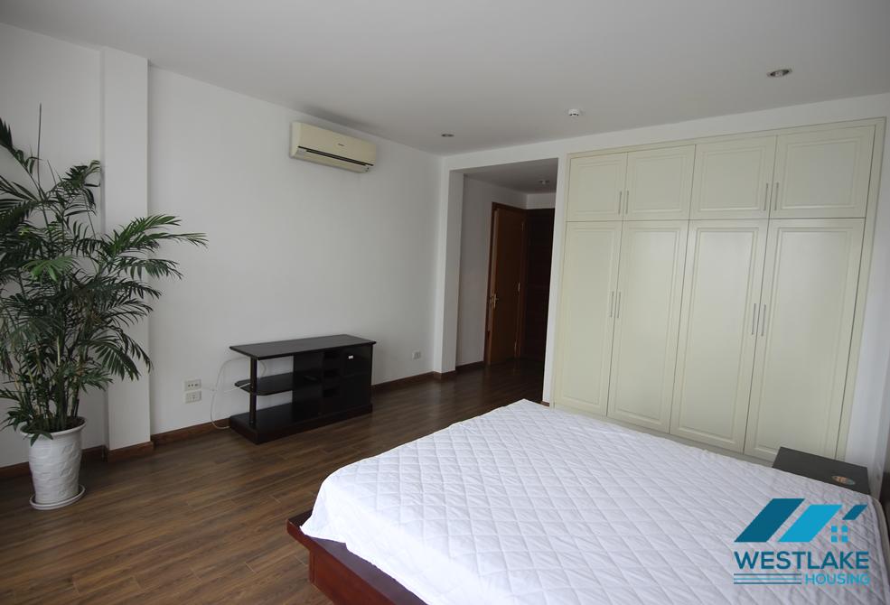 Lake view with big balcony apartment for rent in Xuan Dieu st, tay Ho district