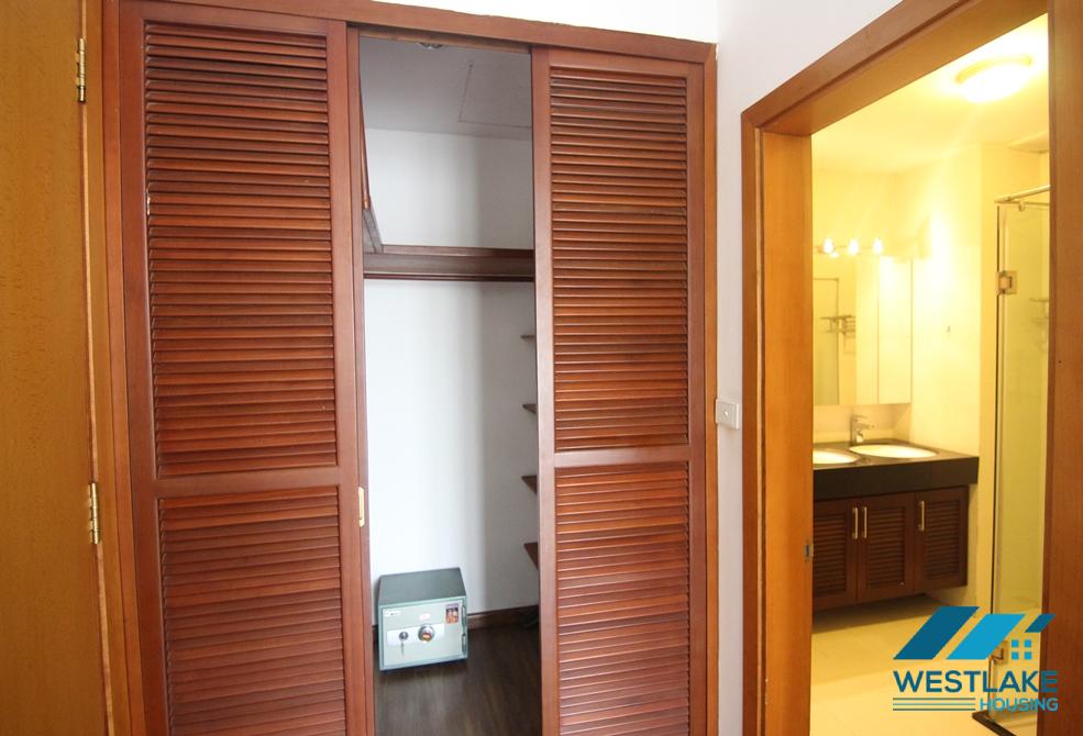 Lake view with big balcony apartment for rent in Xuan Dieu st, tay Ho district