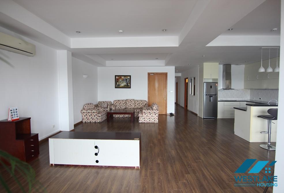 Lake view with big balcony apartment for rent in Xuan Dieu st, tay Ho district