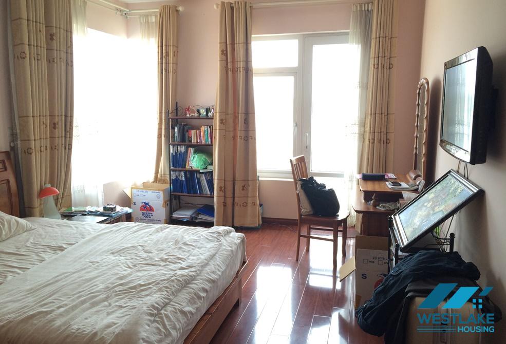 A 1 bedroom apartment lakeside in Tay ho area