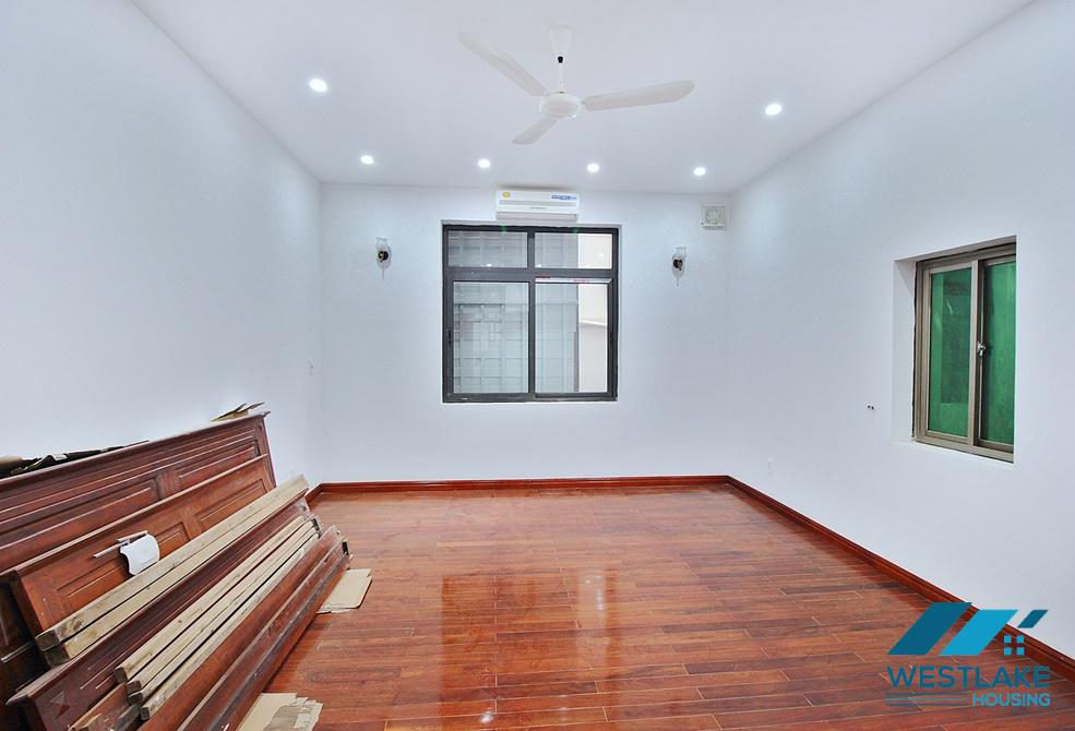 Cho Thuê Nhà  4 Phòng Ngủ Rộng Thoáng Tại Đặng Thai Mai, Tây Hồ, Hà Nội