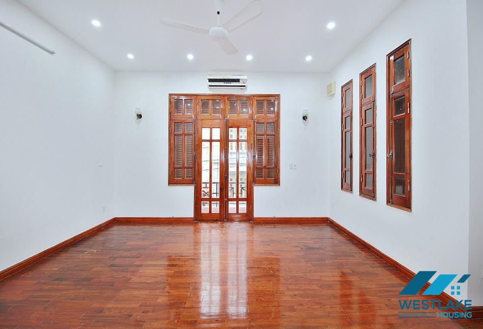 Cho Thuê Nhà  4 Phòng Ngủ Rộng Thoáng Tại Đặng Thai Mai, Tây Hồ, Hà Nội