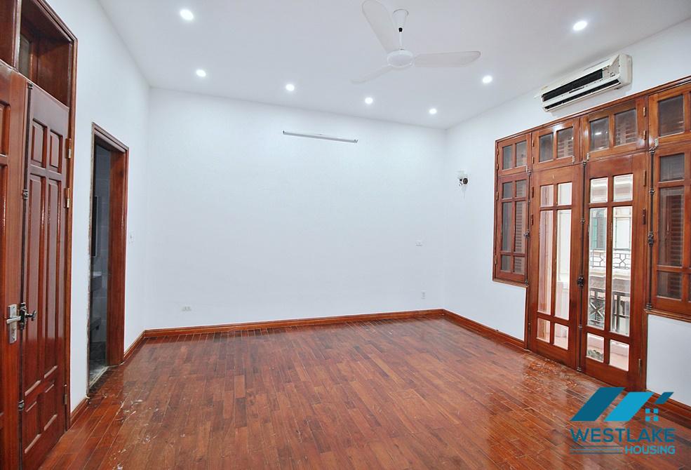 Cho Thuê Nhà  4 Phòng Ngủ Rộng Thoáng Tại Đặng Thai Mai, Tây Hồ, Hà Nội