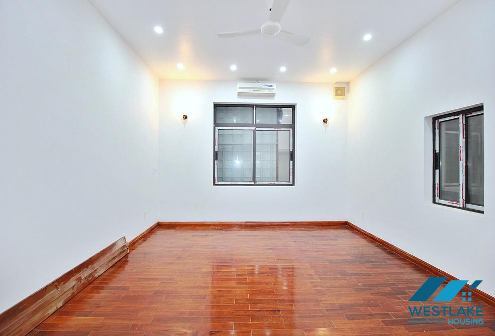 Cho Thuê Nhà  4 Phòng Ngủ Rộng Thoáng Tại Đặng Thai Mai, Tây Hồ, Hà Nội