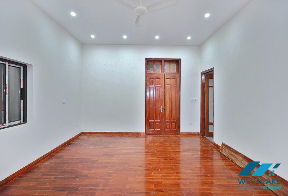 Cho Thuê Nhà  4 Phòng Ngủ Rộng Thoáng Tại Đặng Thai Mai, Tây Hồ, Hà Nội