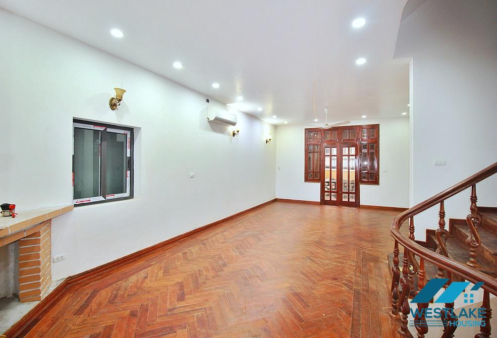 Cho Thuê Nhà  4 Phòng Ngủ Rộng Thoáng Tại Đặng Thai Mai, Tây Hồ, Hà Nội