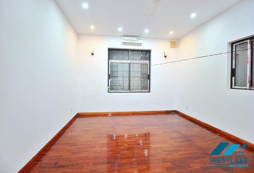 Cho Thuê Nhà  4 Phòng Ngủ Rộng Thoáng Tại Đặng Thai Mai, Tây Hồ, Hà Nội