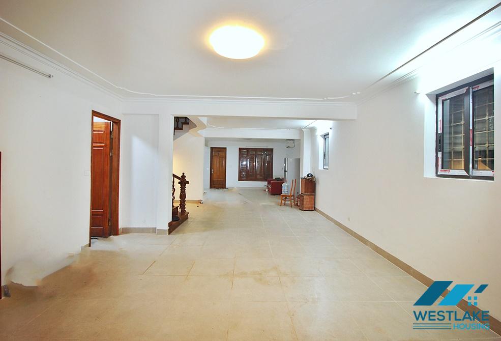 Cho Thuê Nhà  4 Phòng Ngủ Rộng Thoáng Tại Đặng Thai Mai, Tây Hồ, Hà Nội