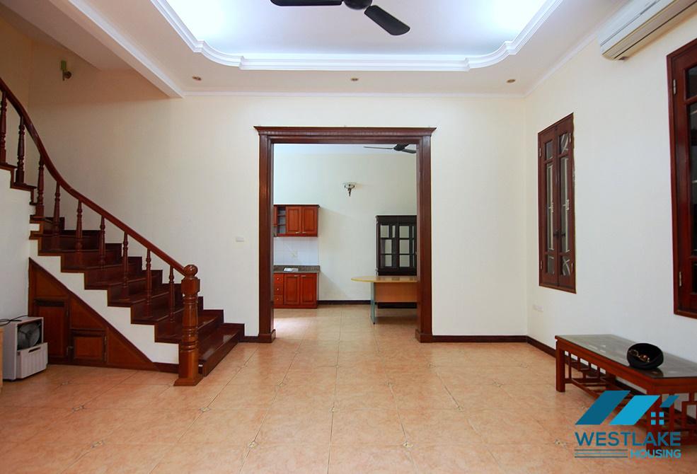 Nhà 3 Phòng Ngủ Có Sân Thượng Rộng Thoáng Sáng Cho Thuê Tại Khu Vực Tây Hồ.