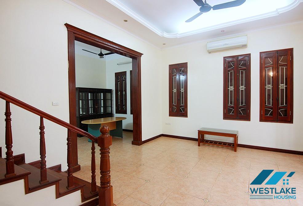 Nhà 3 Phòng Ngủ Có Sân Thượng Rộng Thoáng Sáng Cho Thuê Tại Khu Vực Tây Hồ.