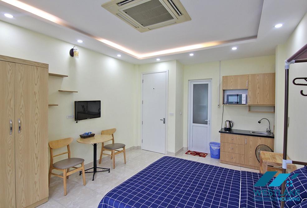 Bright & lovely studio for rent near Ho Tay water park, Lac Long Quan