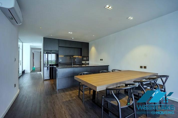 Cho Thuê Căn Hộ 4 Phòng Ngủ Đẹp, Hiện Đại, Ban Công Rộng View Hồ Tại Phố Quảng An, Tây Hồ