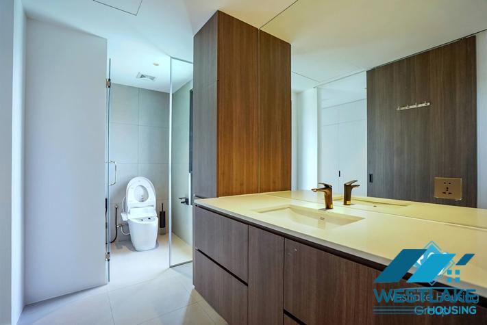 Cho Thuê Căn Hộ 4 Phòng Ngủ Đẹp, Hiện Đại, Ban Công Rộng View Hồ Tại Phố Quảng An, Tây Hồ