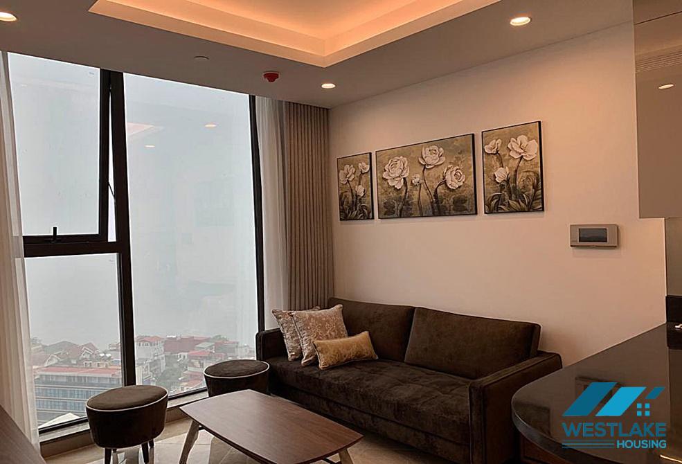 Cho thuê căn hộ 1 phòng ngủ view hồ tại Sun Grand Thụy Khuê, Ba Đình.
