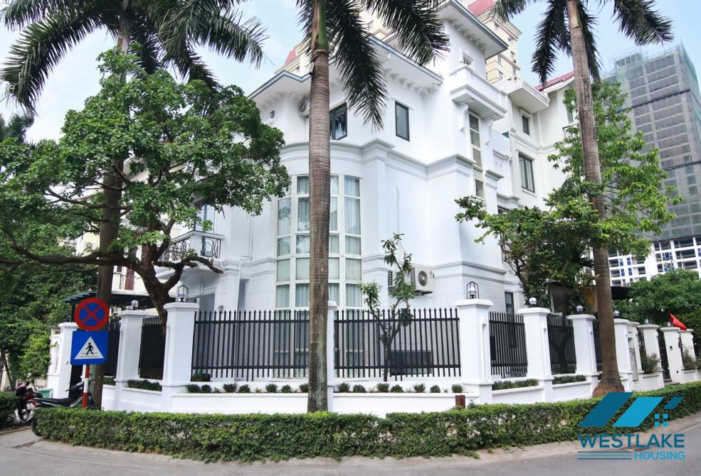  Cho thuê biệt thự góc 220m2, 3 tầng, 5 phòng ngủ, đầy đủ nội thất, gần trường quốc tế UNiS