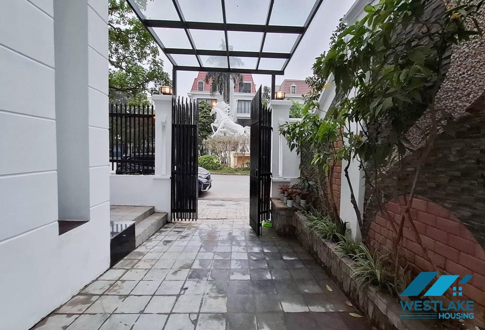 Cho thuê biệt thự góc 220m2, 3 tầng, 5 phòng ngủ, đầy đủ nội thất, gần trường quốc tế UNiS