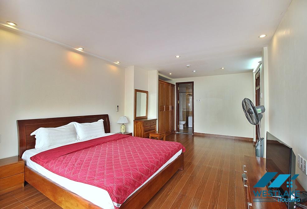 Good 3 bedroom apartment with lake view in Xuan dieu, Tay ho
