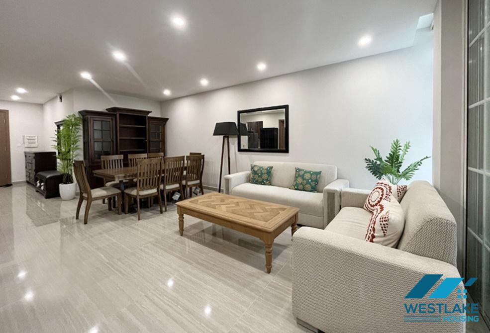 Căn hộ mới đầy đủ tiện nghi hiện đại đẹp ba phòng ngủ cho thuê với nhiều tiện ích