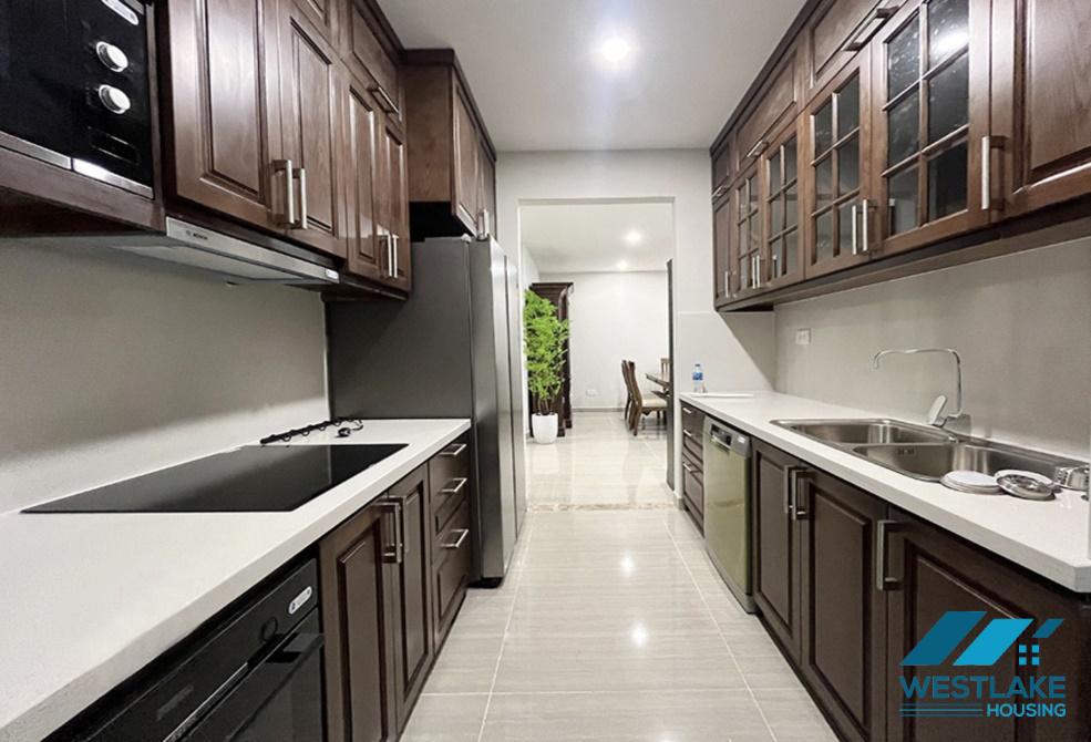 Căn hộ mới đầy đủ tiện nghi hiện đại đẹp ba phòng ngủ cho thuê với nhiều tiện ích