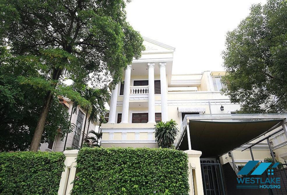 Ngôi nhà xinh xắn có sân vườn rộng rãi cho thuê tại Ciputra, Tây Hồ, Hà Nội