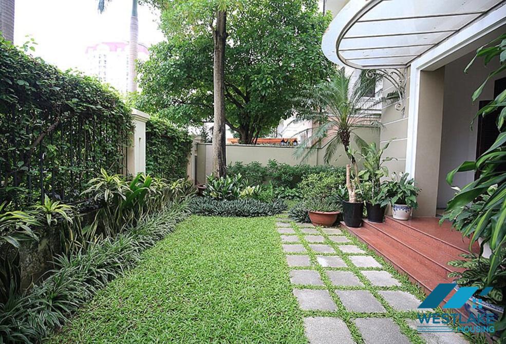 Ngôi nhà xinh xắn có sân vườn rộng rãi cho thuê tại Ciputra, Tây Hồ, Hà Nội