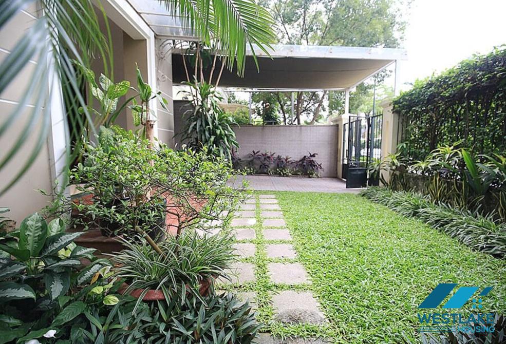 Ngôi nhà xinh xắn có sân vườn rộng rãi cho thuê tại Ciputra, Tây Hồ, Hà Nội