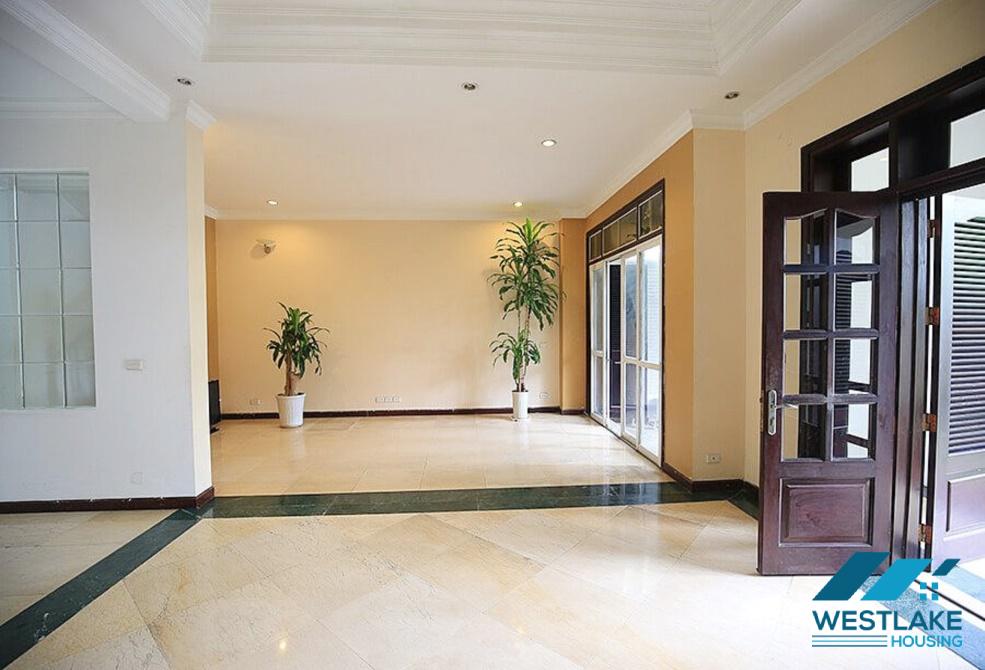 Ngôi nhà xinh xắn có sân vườn rộng rãi cho thuê tại Ciputra, Tây Hồ, Hà Nội