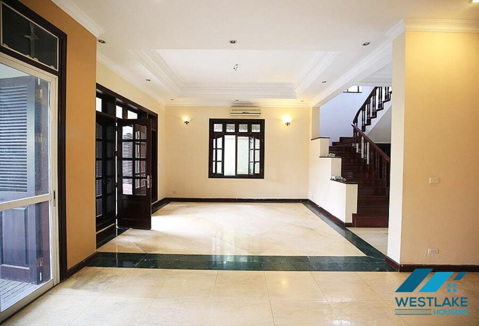 Ngôi nhà xinh xắn có sân vườn rộng rãi cho thuê tại Ciputra, Tây Hồ, Hà Nội