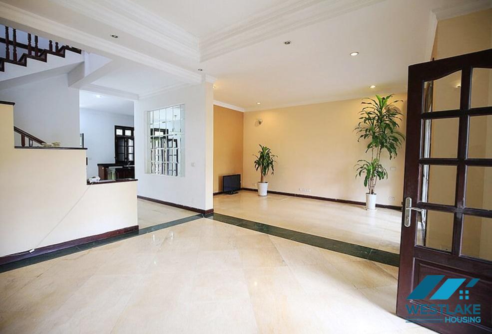 Ngôi nhà xinh xắn có sân vườn rộng rãi cho thuê tại Ciputra, Tây Hồ, Hà Nội