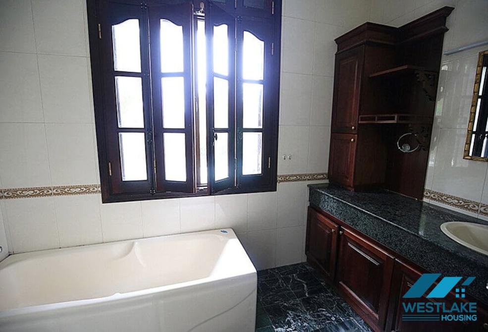 Ngôi nhà xinh xắn có sân vườn rộng rãi cho thuê tại Ciputra, Tây Hồ, Hà Nội
