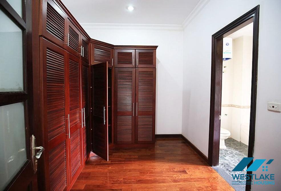Ngôi nhà xinh xắn có sân vườn rộng rãi cho thuê tại Ciputra, Tây Hồ, Hà Nội