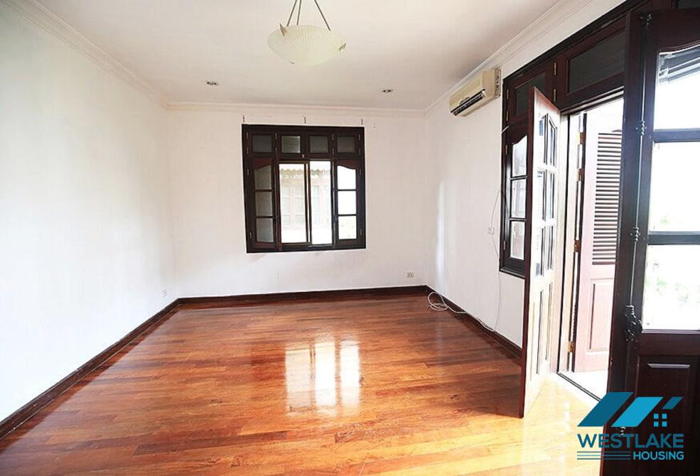 Ngôi nhà xinh xắn có sân vườn rộng rãi cho thuê tại Ciputra, Tây Hồ, Hà Nội