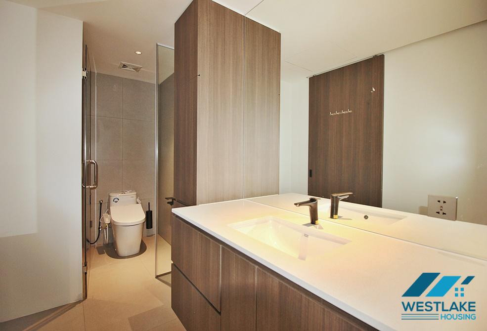 Cho Thuê Căn Hộ 04 Phòng Ngủ Đẹp Hiện Đại, Ban Công View Hồ Tại Phố Quảng An, Tây Hồ, Hà Nội