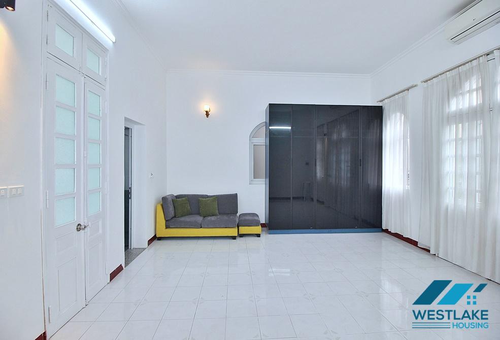 Cho Thuê Nhà 3 Phòng Ngủ Mới Cải Tạo Lại, Ban Công Sân Vườn Rộng Thoáng Sáng Tại Tây Hồ, Hà Nội