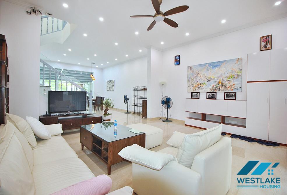 Cho Thuê Nhà 3 Phòng Ngủ Mới Cải Tạo Lại, Ban Công Sân Vườn Rộng Thoáng Sáng Tại Tây Hồ, Hà Nội