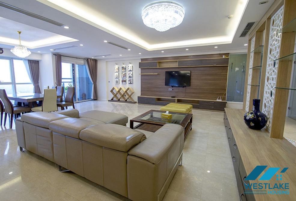 Căn hộ rộng 267m2 được thiết kế theo phong cách hiện đại cho thuê tại Ciputra