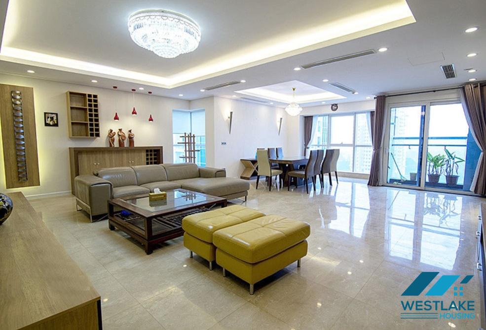 Căn hộ rộng 267m2 được thiết kế theo phong cách hiện đại cho thuê tại Ciputra