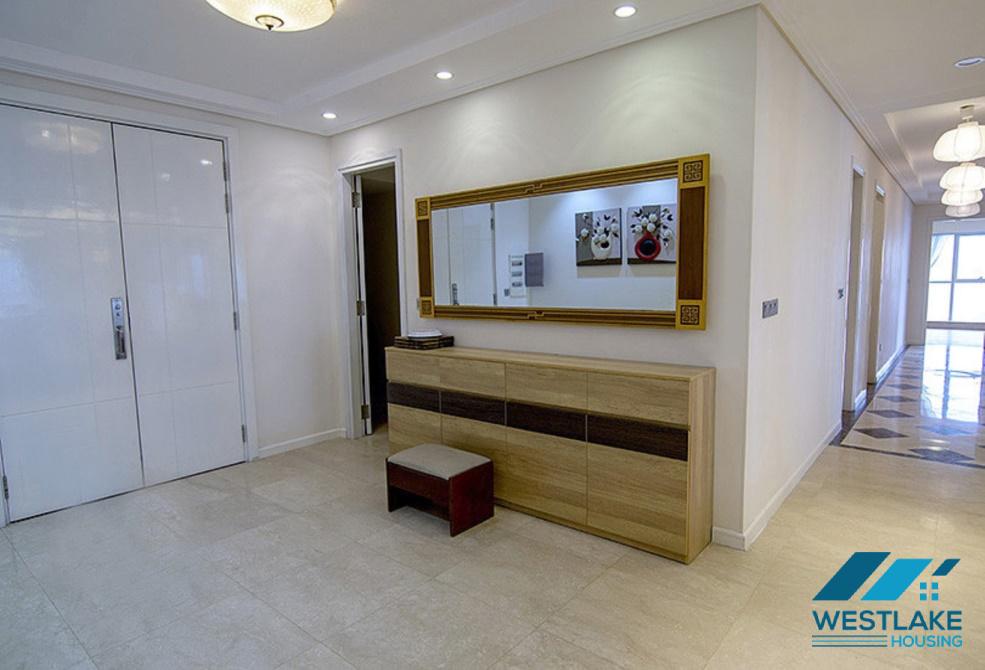 Căn hộ rộng 267m2 được thiết kế theo phong cách hiện đại cho thuê tại Ciputra