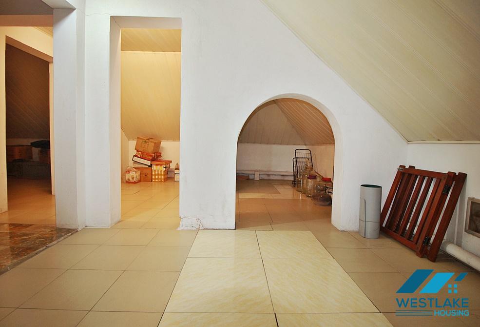 Unfurnished garden 4 bedrooms house for rent in Dang Thai Mai, Tay Ho, Ha Noi